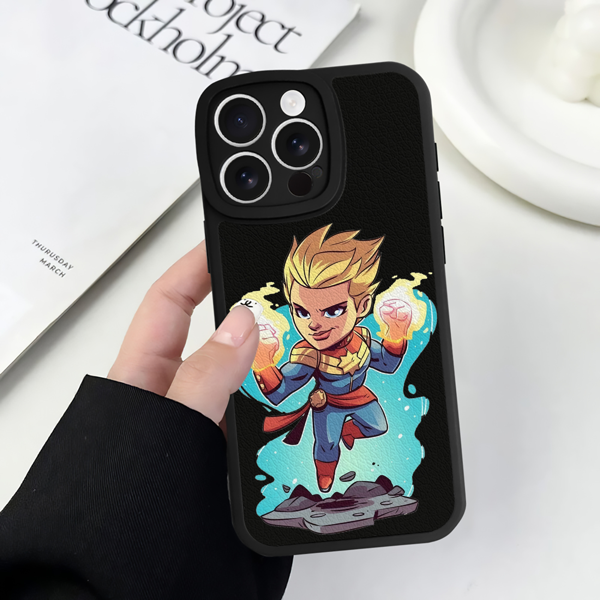 （画像用） アベンジャーズ The Avengers 【iPhone 16シリーズ対応】シリコンスマホケース（レザー調） 材質：シリコン
